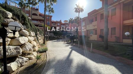 Piso de alquiler en Avenida Benajarafe, Reserva de Marbella - Photo 3