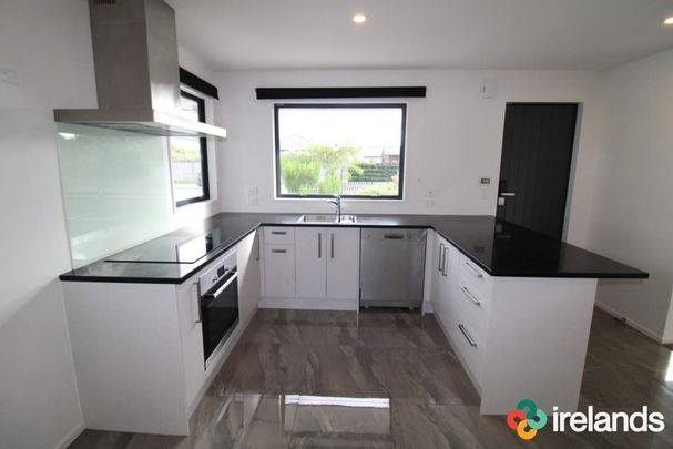 Lovely Three Bedroom Townhouse in Wigram - Photo 1