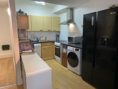 2 Bed Flat, Plantation Wharf, SW11 - Photo 4
