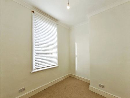 Baillie Road, Guildford, Surrey, GU1 3LN - Photo 2