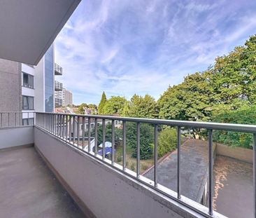 Forest Domaine: Beautiful renovated 3-bedroom apartment - Photo 2