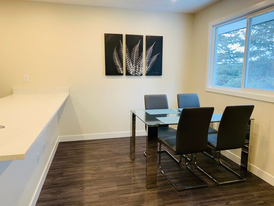 Fully Furnished, Renovated, 2 Bedroom Corner Townhouse In Varsity Nw - Photo 1