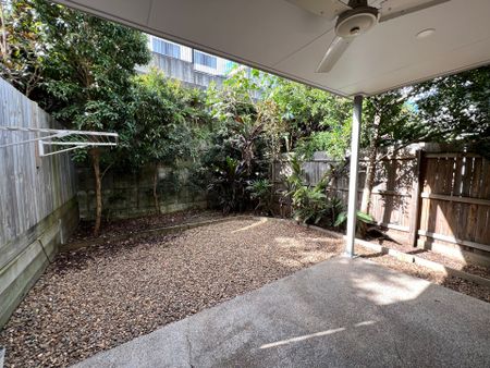 EXCLUSIVE TRI STOREY TOWNHOUSE IN GREAT LOCATION - Photo 3