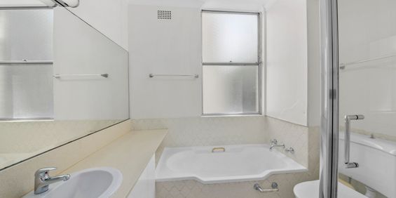 Stunning sundrenched two bedroom apartment. - Photo 3