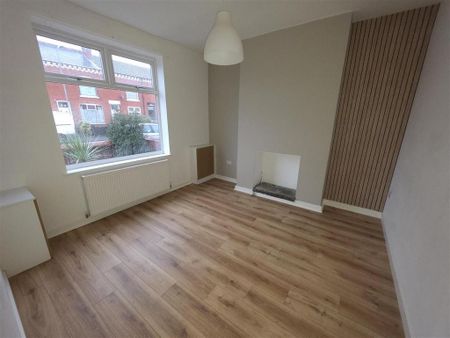 3 bedroom end of terrace house to rent - Photo 2