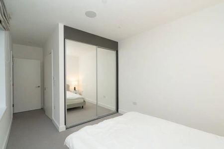 2 bedroom flat in London - Photo 4