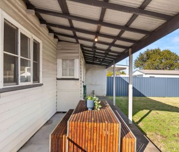 Charming three bedroom cottage combines character with modern - Photo 5