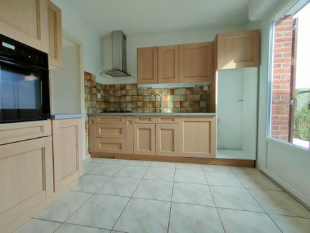 Plain pied comprenant 3 chambres, bureau, jardin, garage 2V - Photo 4