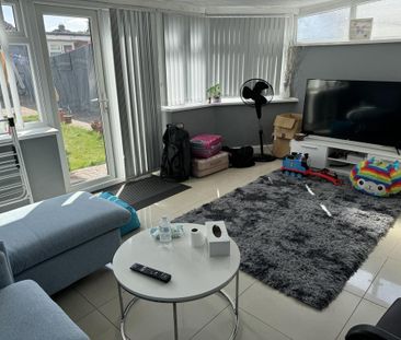 4 bedroom semi-detached house to rent - Photo 5