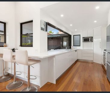 Stunning Family Friendly 5 Bedroom Entertainer with Views - Photo 3