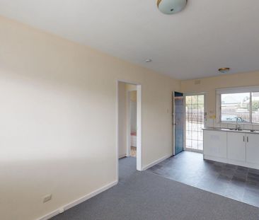 Conveniently Located Apartment! - Photo 3