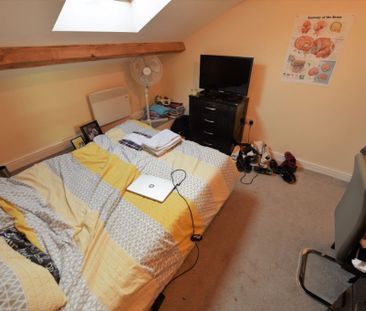 2 bedroom Flat in Flat 1, Leeds - Photo 4