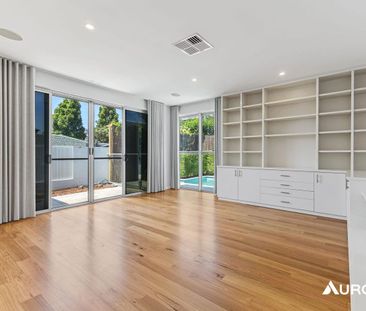 Modern 5 Bedroom Family Home - Multiple Living Areas & In-Ground Swimming Pool - Photo 1