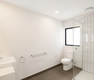 SPACIOUS 2 BEDROOM 2 BATHROOM APARTMENT WITH LARGE BALCONY - Photo 3