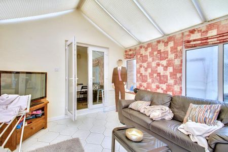 5 bedroom semi-detached house to rent - Photo 2