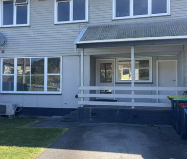 Renovated and ready to move in! - Photo 1