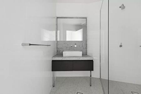 Contemporary Apartment in Prime Location - Photo 4