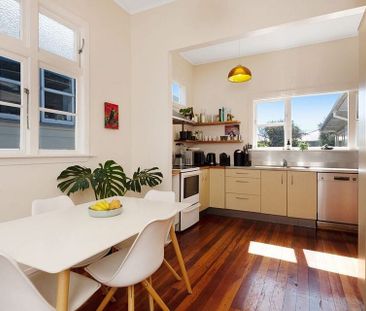Sunny 4 Bedroom Home with Courtyard - Photo 2