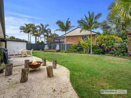 Beachside lifestyle with tropical oasis - Photo 2