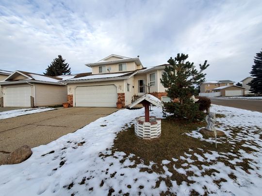 1 Bed Basement Suite in Deer Park! Utilities Included! - Photo 1