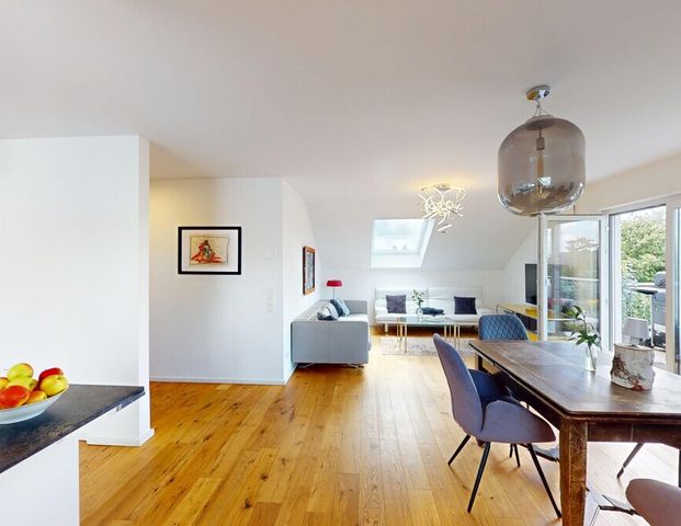 Exklusive Dachgeschosswohnung mit Einbauküche, West-Terrasse und Stellplatz in schöner Lage! - Foto 1