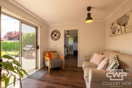 4 Bedroom, 2 Bathroom Home In a quiet area of town for Rent! - Photo 2