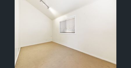 Inner-city home with huge entertainer's deck - Photo 5