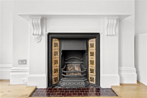 A bright and charming studio apartment in Knightsbridge with Residents Parking, located on the ground floor, furnished and well-maintained. Minimum Tenancy Length: 12 months EPC rating C | Council Tax Band E - Photo 1