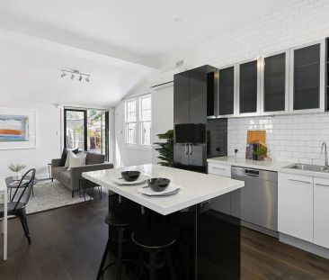 Bright & Renovated Edwardian with Off-Street Parking - Photo 4