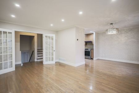 For Lease - 2750 Barnstone Crescent, Mississauga, Ontario - Photo 2