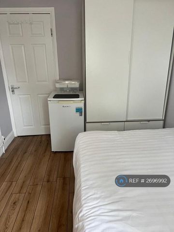 1 bedroom in a house share to rent - Photo 5