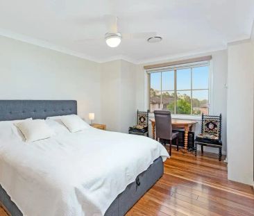 “Large, Modern Family Home with Swimming Pool” - Photo 6