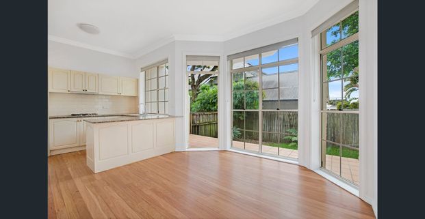 Stylish Townhouse Living in Mosman- Pet friendly - Photo 1