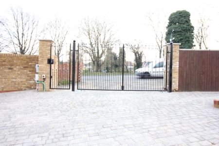 Regina Road, Southall - Photo 2