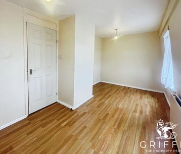 Hobart Road, Tilbury, RM18 - Photo 2