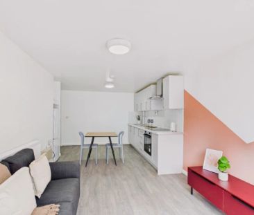 Flat 1 - 2 Bedroom House - Photo 2