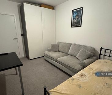 1 bedroom in a flat share to rent - Photo 4