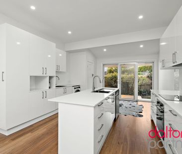 2 BEDROOM 1/2 HOUSE, FABULOUS LOCATION! - Photo 4