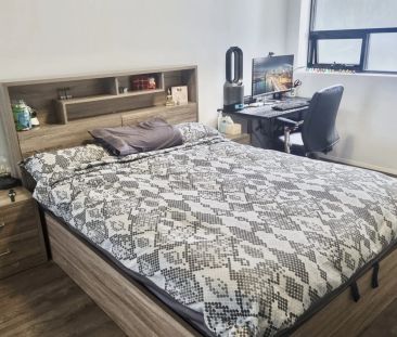 MODERN TWO BEDROOM APARTMENT! - Photo 1