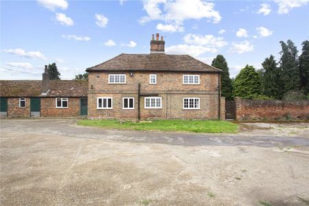 Recently refurbished four bedroom Grade II listed farmhouse on the Hyde country Estate - Photo 4