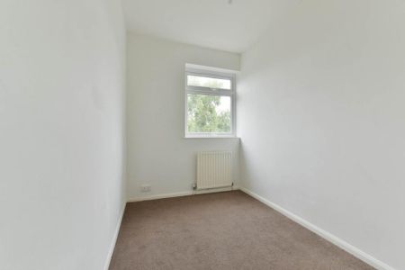 3 bedroom flat to rent - Photo 3