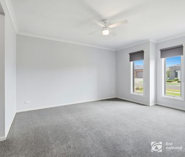 Spacious Family Home in Prime Location! - Photo 4