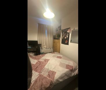 3 Bed Terraced House, Friars Road, E6 - Photo 2