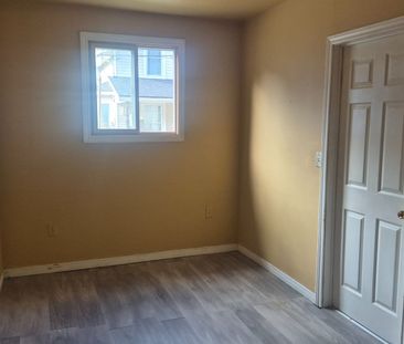 For Lease - 74 Queens Circle Unit# 5, Fort Erie, Ontario - Photo 5