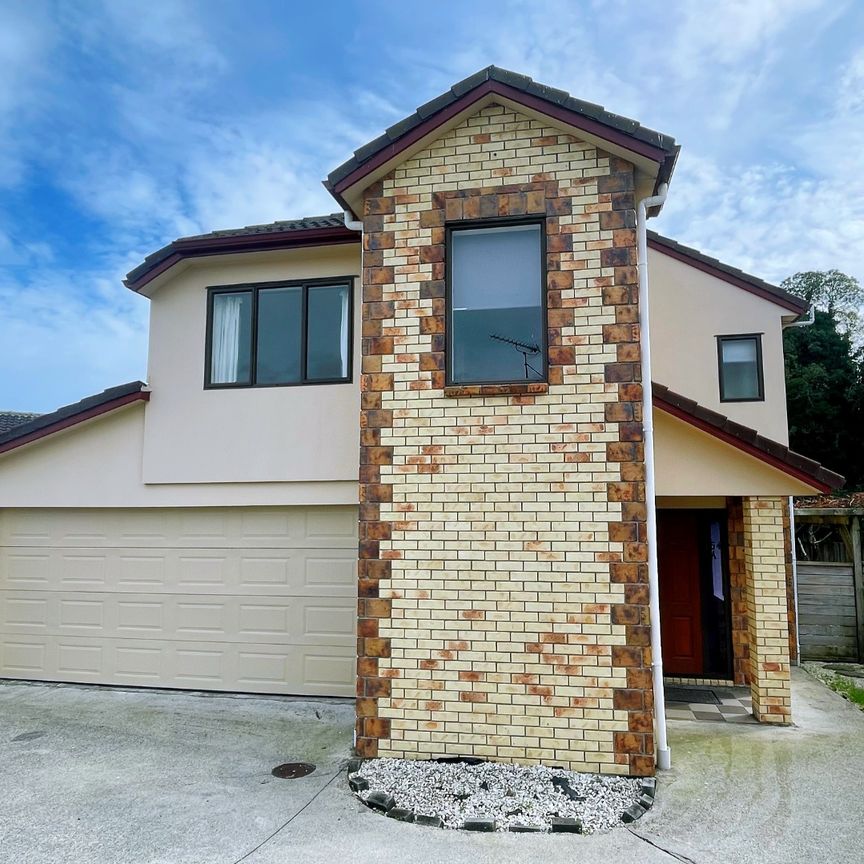 Sunny 5 bedroom 2 bathroom stunning house - Photo 1