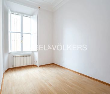 Appartamento elegante in edificio storico con ascensore e portineria - Photo 2