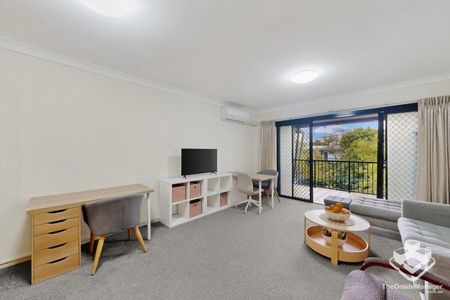 Furnished 2B2B Apartment at heart of Toowong - Photo 2