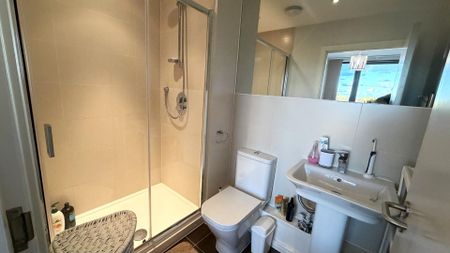 Exeter Road, London - Photo 3