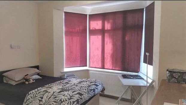 En-suite Room Available – TO RENT- Kenton/Queensbury – HA3 - Photo 1