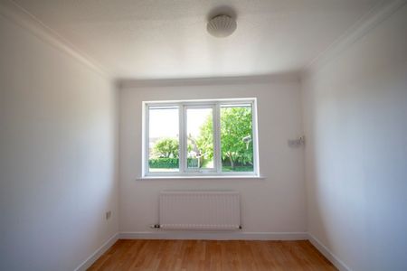 Large 3 Bed Terraced house in Throop - Photo 2